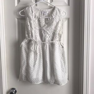 White sleeveless maternity blouse
